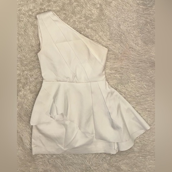 NEW ELLIATT Gabi Asymmetric Peplum One shoulder white Minidress Sz M - Picture 2 of 6